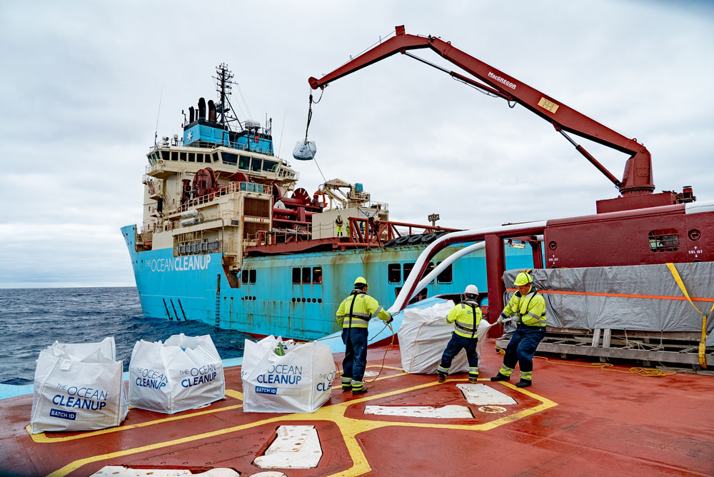 Read more about the article Ocean Cleanup: Fangvorrichtung Jenny fischt 30.000 Kilogramm Plastikmüll aus dem Meer